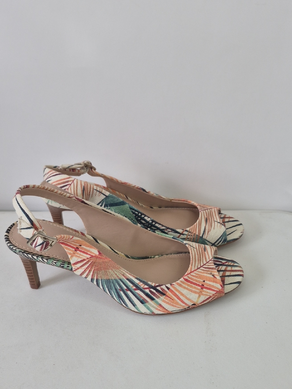 Amelia Grace Tropical Print Slingback Heels‎ in Multicolor Size 7.5